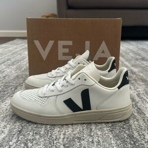 COPY - Veja Wmns V-10 Extra White / Black sz. Eur 38/ US 7
